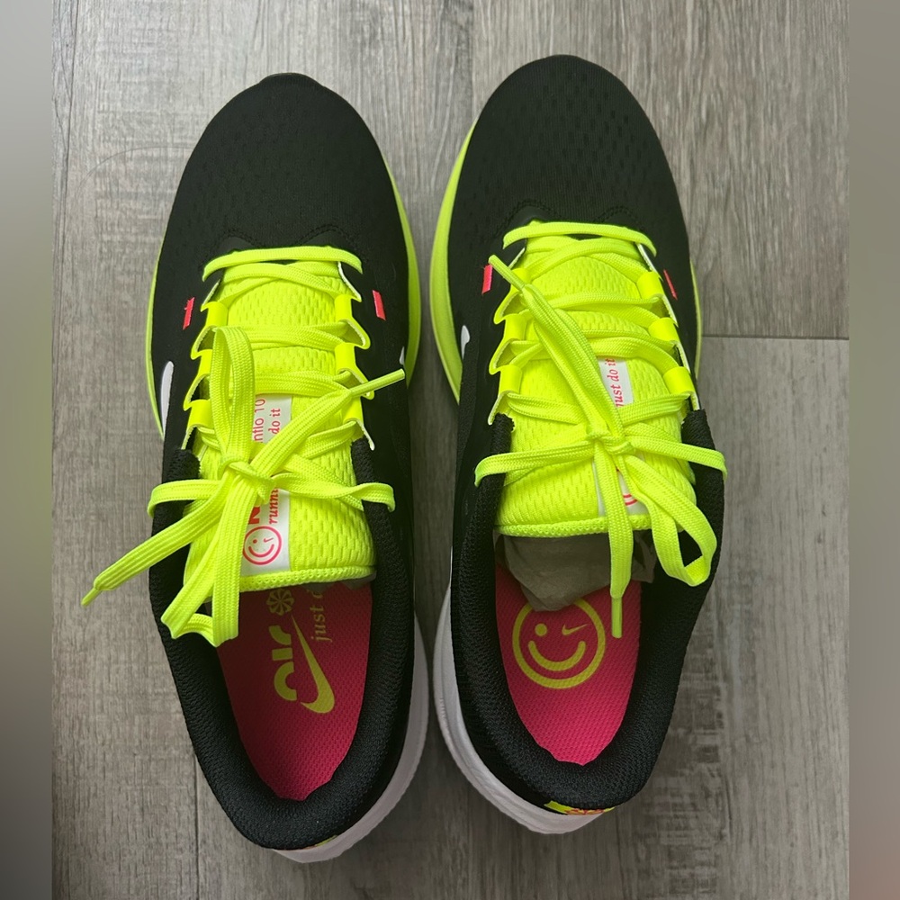 Size 9 - Nike Air Winflo 10 Black Volt